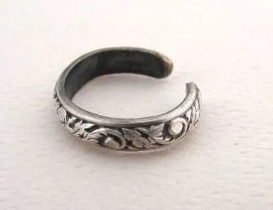 Toe Ring in Sterling Silver with Leaf Pattern